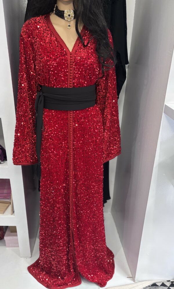 Robe Orientale Rouge Rubis : Glamour et Charisme Absolu