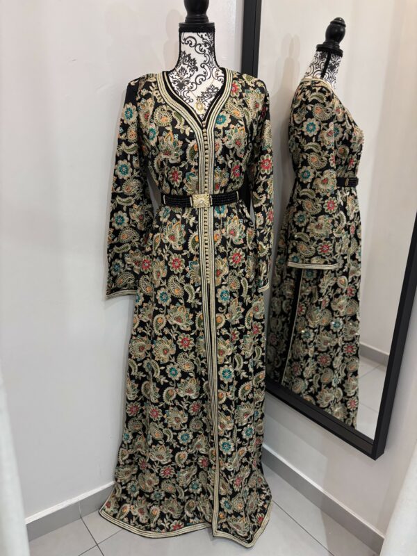 "Majesté Orientale : Le Caftan Noir aux Broderies d'Or"