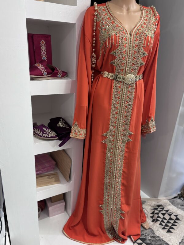 Caftan orange Ssaumoné – Élégance Orientale et Finitions Dorées